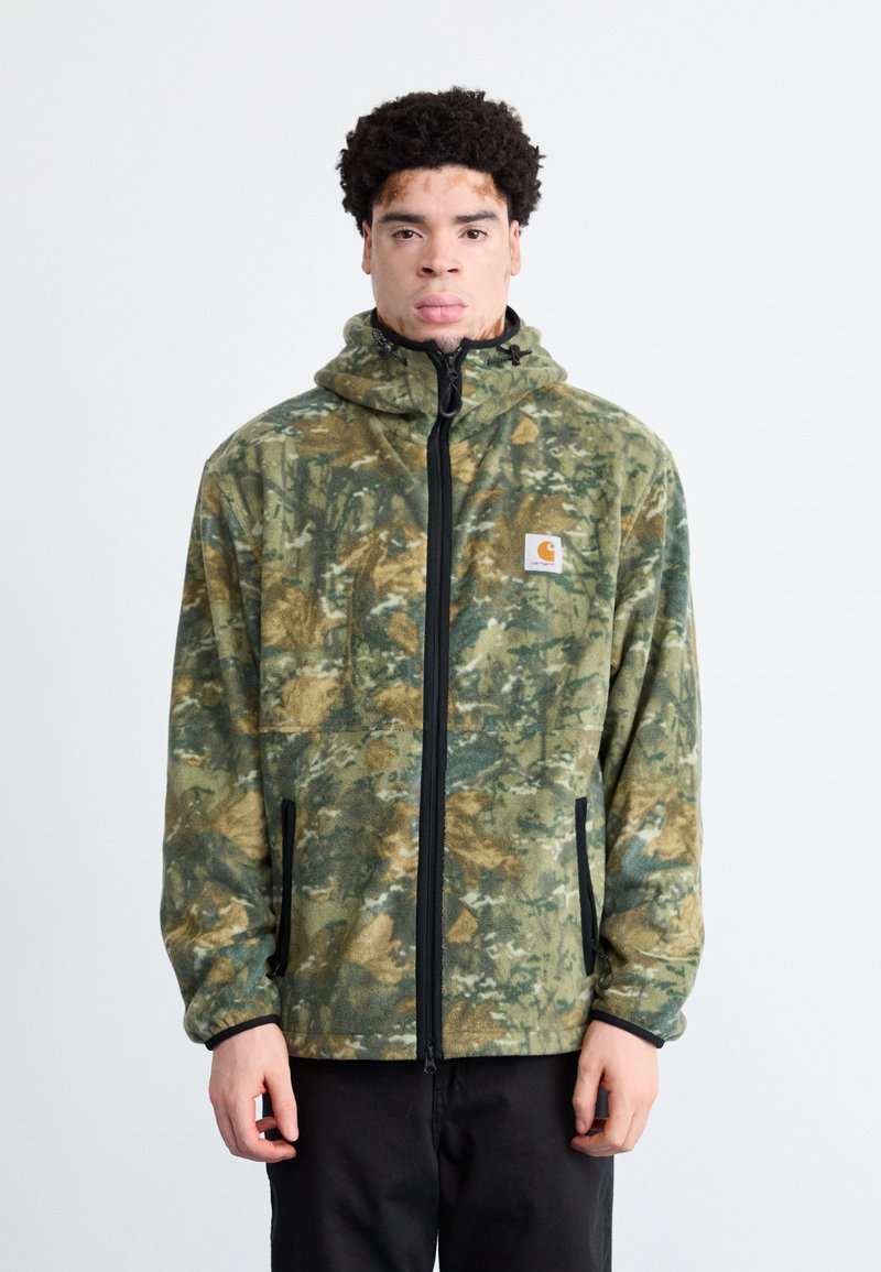 Jachetă din fleece în model de camuflaj verde și maro, cu fermoar complet, detalii negre, cu glugă și buzunare laterale. Textură moale, croială relaxată.
