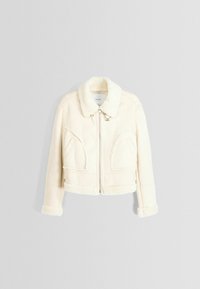 Kremowa kurtka z ekologicznego futerka typu shearling, zapinana na zamek z przodu, z szerokim kołnierzem i wykończonymi mankietami. Posiada boczne kieszenie i ozdobne przeszycia.