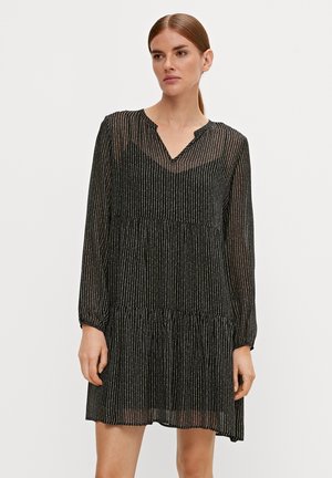 Schwarzes, langärmliges Kleid mit V-Ausschnitt, versehen mit vertikalen weißen Streifen und einem gestuften Design. Leichter, transparenter Stoff mit fließender Silhouette.