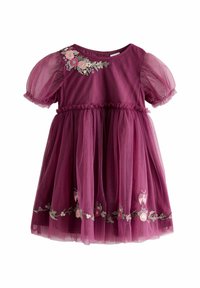 Robe violette avec des manches courtes en tulle, corsage froncé et jupe en tulle superposée. Présente des broderies florales le long de l'encolure et de l'ourlet.