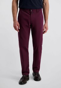 Bordeaux katoenen chino broek met een recht gesneden ontwerp, voorzien van een ritssluiting, knoopsluiting en zijzakken, gecombineerd met donkere schoenen.