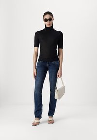 Abercrombie & Fitch Osnovna majica kratkih rukava - black beauty