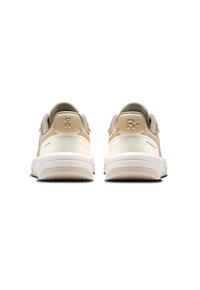 On THE ROGER CLUBHOUSE - Baskets basses - white   pearl