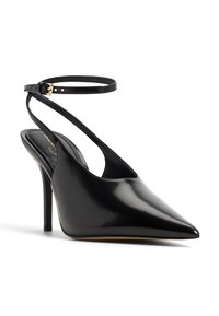 Chaussure à talons hauts en cuir verni noir avec un bout pointu, une bride de cheville réglable et une texture lisse et brillante. Accent en métal doré.