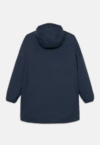Parka longue bleu marine avec capuche attachée, poignets élastiques et ourlet droit, vue de dos sur fond blanc.