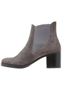 Stivaletto in suede grigio con punta rotonda, pannelli laterali elasticizzati e tacco massiccio nero. Texture liscia e dettagli di cucitura minimi.