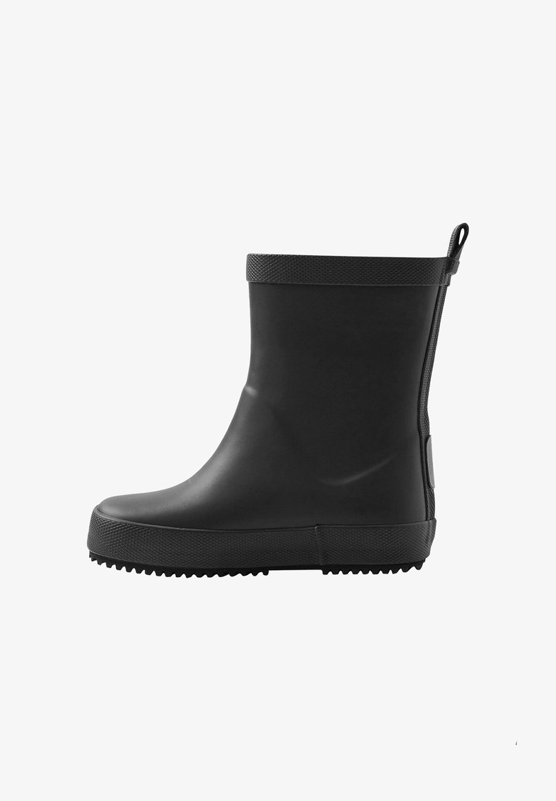 Botte de pluie en caoutchouc noire avec une semelle texturée, de hauteur courte et un rebord renforcé. Elle dispose d'une languette à l'arrière pour un enfilage facile.