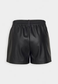 Shorts noirs en simili cuir avec taille élastique et passants pour ceinture, texture lisse, vue arrière sur fond blanc.