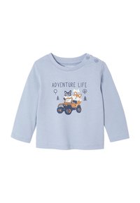 Hellblaues Langarmshirt aus weichem Material mit einem verspielten Grafikdesign von zwei Tieren in einem Jeep, darunter der Text "ABENTEUER LEBEN".