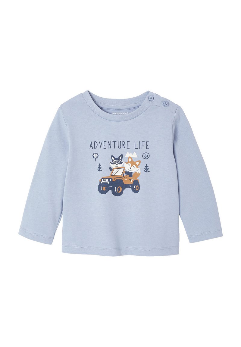 Hellblaues Langarmshirt aus weichem Material mit einem verspielten Grafikdesign von zwei Tieren in einem Jeep, darunter der Text "ABENTEUER LEBEN".