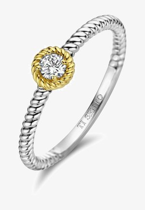 Silberner, verdrehter Bandring mit einem goldenen, seilartigen Akzent, der eine runde, klare Diamantmitte präsentiert. Polierte Oberfläche, elegantes Design.