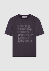 T-shirt in cotone viola scuro con testo in strass argentati che recita "SEI FORTE AMATO VALGONO ABBASTANZA DOLCE." Maniche corte, scollatura rotonda.