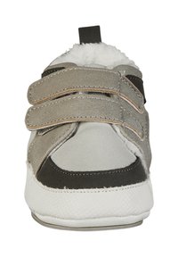 Grauer Wildlederschuh mit zwei Klettverschlüssen, weißer strukturierter Sohle und flauschigem Innenfutter. Das Design weist graue und schwarze Akzente auf.