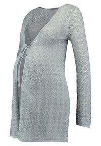 Cardigan de maternité gris clair avec manches longues, fermeture à nouer et motif en diamants complexe. Fabriqué en tissu tricoté et respirant.