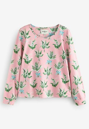 Langsleeve top in roze stof met een bloemenpatroon met groene bladeren en blauwe accenten. Ronde halslijn en een comfortabele pasvorm.