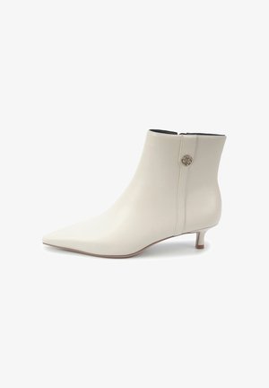 Boots de gleznă albe din piele, cu vârf ascuțit, toc mic, fermoar lateral și un accent decorativ sub formă de buton pe spate. Textură netedă și design elegant.