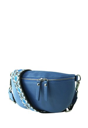 Blauwe leren crossbodytas met zilveren dubbele ritsen en een brede verstelbare riem met een zwart, blauw en wit patroon.