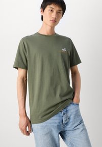 Lindbergh EMBROIDERY TEE - Marškinėliai su spaudiniu - khaki