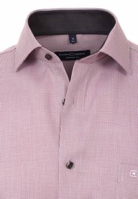 Camicia a maniche corte a quadratini rossi e bianchi con colletto button-down, dotata di taschino e colletto interno grigio scuro. Dettaglio dei bottoni in argento visibile.