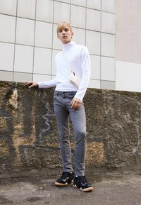 Wrangler LARSTON - Calças de ganga justas - revelation