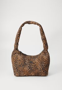 Juostas leopardo rašto rankinė, pagaminta iš rudos ir juodos medžiagos, su apvalia forma, minkšta tekstūra ir storesne, paminkštinta petine juosta. Su užtrauktuku uždaroma detale.