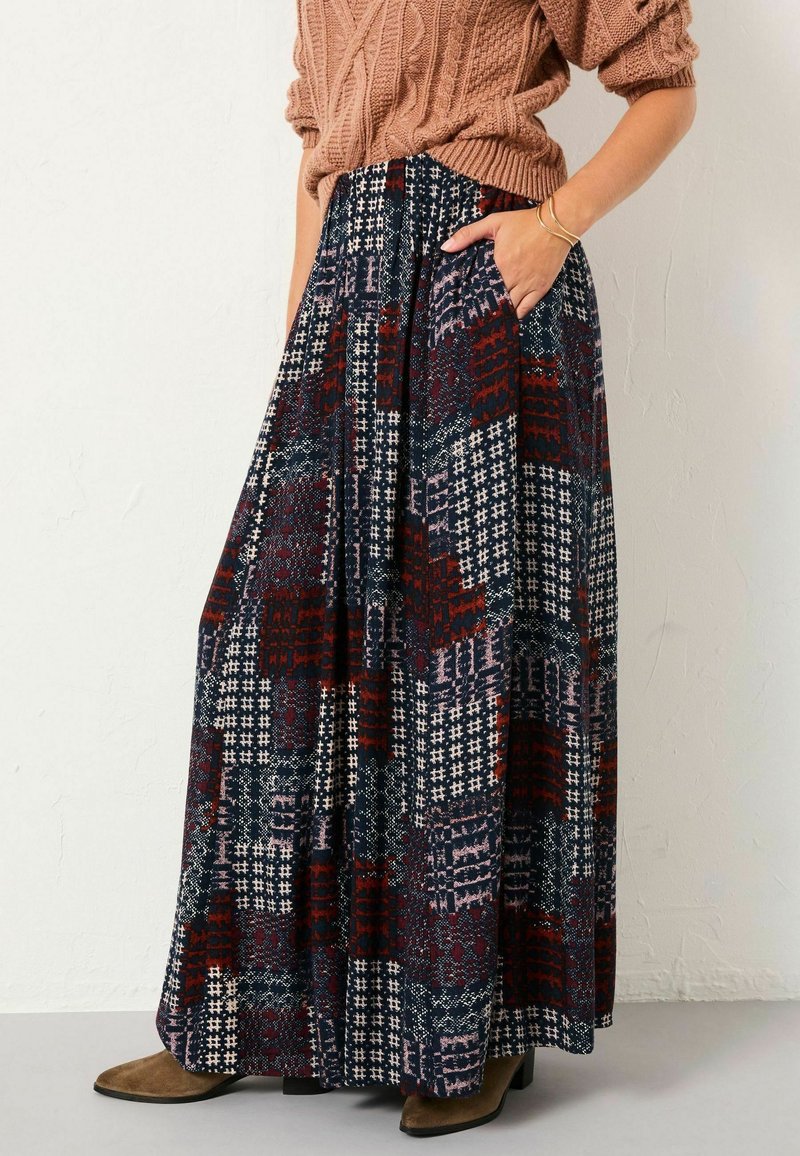 Maxi-Rock aus gemustertem Stoff in Marineblau, Rot und Weiß, mit elastischem Bund, Falten und seitlichen Taschen.