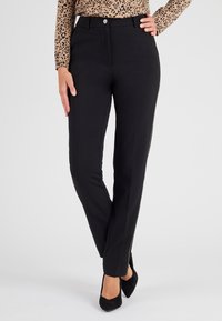Pantalones negros a medida con una textura suave, que cuentan con un cierre de botón y un diseño ajustado. Acentuados con un sutil detalle en la costura lateral.