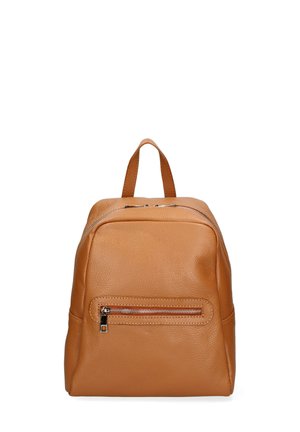 Sac à dos en cuir tan avec une surface texturée, une forme arrondie, une poche avant zippée et une courte poignée supérieure pour un transport facile.