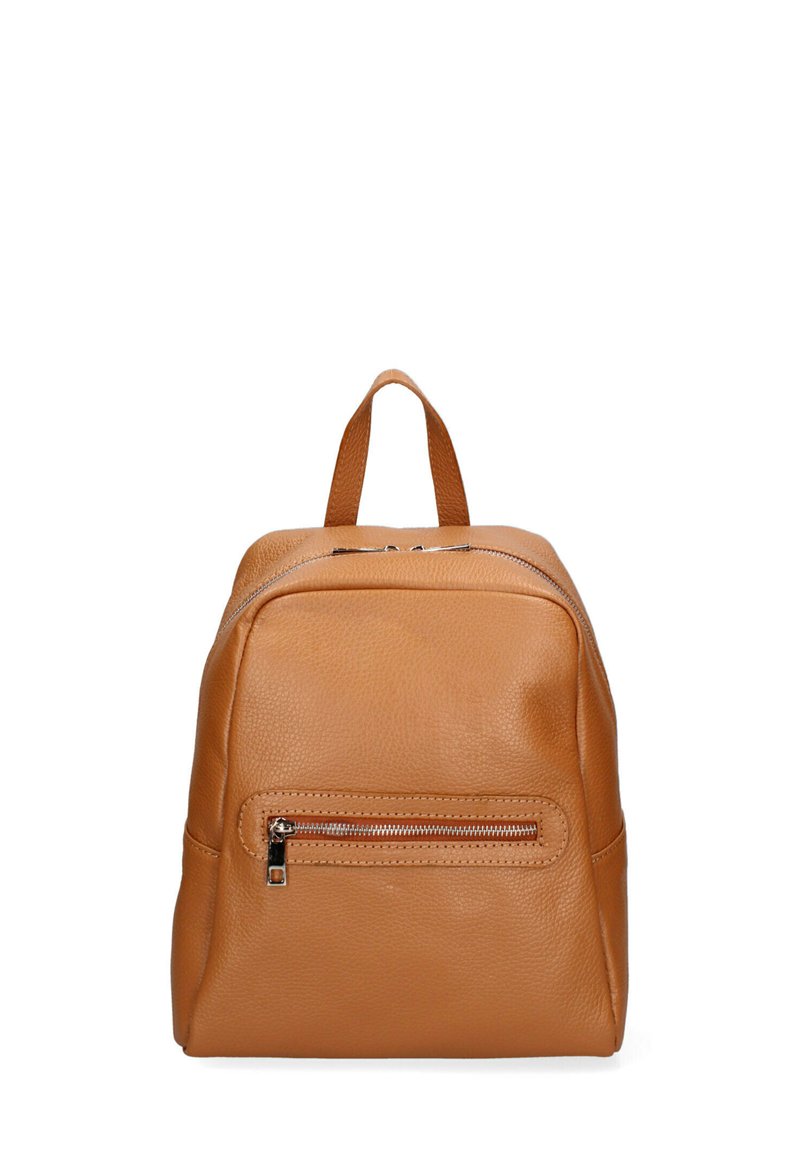 Zaino in pelle tan con superficieTexture, forma arrotondata, tasca frontale con zip e una maniglia superiore corta per un facile trasporto.