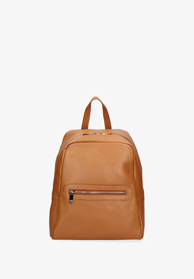 Zaino in pelle tan con superficieTexture, forma arrotondata, tasca frontale con zip e una maniglia superiore corta per un facile trasporto.