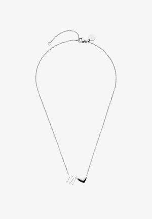 Silberne Kette mit dem Buchstaben „M“ und herzförmigem Anhänger, Karabinerverschluss und verstellbarer Verlängerungskette.