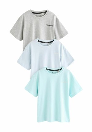 Tre kortärmade t-shirts i färgerna grå, ljusblå och aqua, tillverkade av mjukt tyg med rund halsringning och liten logodetalj.