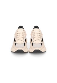 Sneakers beige con dettagli neri, in tessuto a rete e suola testurizzata. Presentano lacci rotondi e colletto imbottito. Logo dorato sulla linguetta.