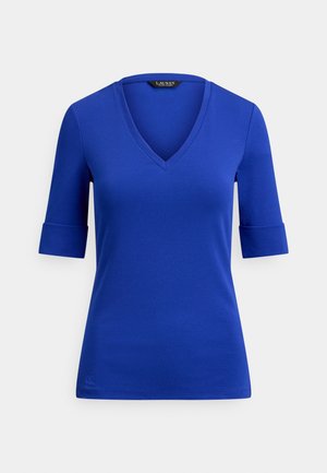 Chemise bleue à col en V avec manches trois-quarts, en tissu lisse. Dotée de revers de manches retroussés et d'un petit logo à l'ourlet.