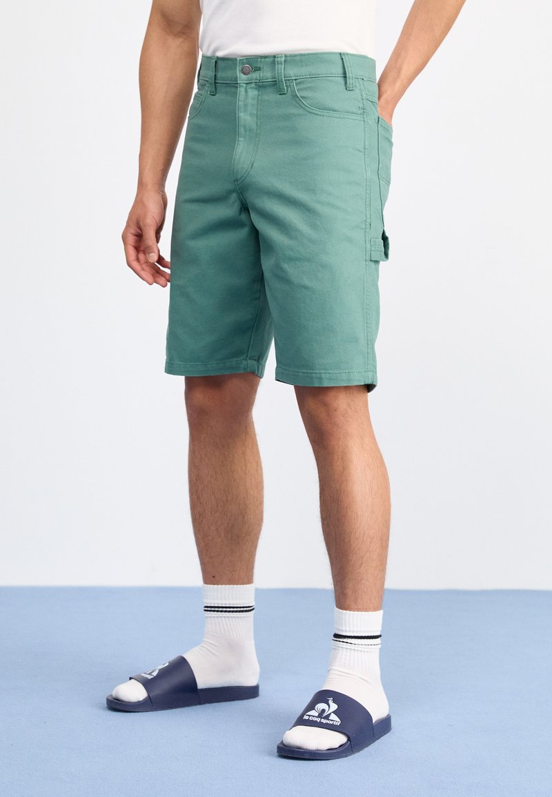Dickies DUCK CARPENTER - Shorts - dark forest