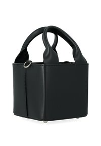 Petit sac à main en cuir noir avec une forme carrée, des poignées douces et arrondies, un anneau métallique sur le côté et des pieds en métal en bas.