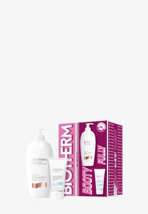 Flacon pompe de lait corporel raffermissant Biotherm Collagen Fit et tube de 50 ml de soin des mains Biomains à côté de la boîte du coffret Collagen Fit rose et blanche.