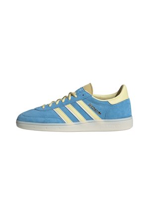 Baskets Adidas en daim bleu avec des bandes, lacets, talon et languette couleur crème, vue de côté avec le logo « Spezial ».