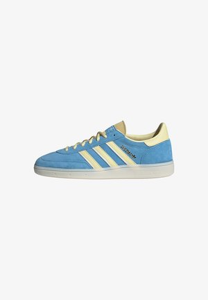 Niebieski zamszowy sneaker Adidas z kremowymi paskami, sznurówkami, piętą i językiem, widok z boku z logo "Spezial".