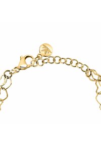Bracciale in catena d'oro con anelli arrotondati, dotato di chiusura a granchio e un'etichetta circolare embossata con un design a foglia. Texture liscia.