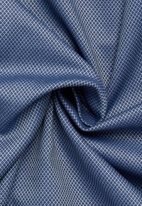 Gestructureerde blauwe stof met een geometrisch ruitpatroon, met contrasterende lichterblauwe accenten, in een zachte, gladde textielafwerking.