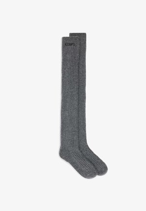 Graue, gerippte Kniestrümpfe mit einer weichen, strukturierten Oberfläche und dezentem Branding am oberen Bündchen. Hergestellt aus einem bequemen Strickmaterial.