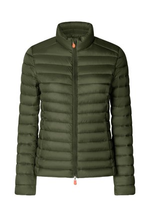 Oliwkowo zielona pikowana lekka kurtka puchowa z wysokim kołnierzem i zamkiem błyskawicznym z przodu.