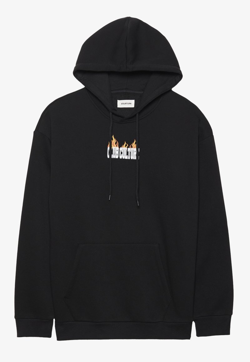 Hoodie noir en coton avec une poche kangourou à l'avant. Présente un motif imprimé "Club Culture" avec des accents de flammes en orange et jaune.