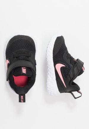 REVOLUTION 5 UNISEX - Chaussures de running sur route - black/sunset pulse