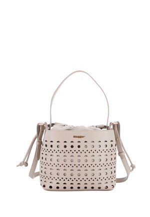 Bolso beige con patrones recortados circulares y triangulares, asa superior, correa de hombro ajustable y cierre de tela con cordón.