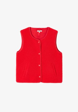 Gilet en polaire rouge avec un col rond, une fermeture à boutons sur le devant et deux poches latérales. Texture douce avec une couleur unie sans motifs.