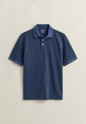 Donkerblauw poloshirt met korte mouwen, kraag, twee knopen aan de voorkant, en een klein logo geborduurd op de linkerborst.