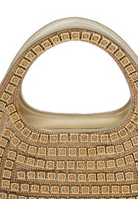 Beige handtas met een afgeronde bovenkant en gedetailleerde versieringen in goud en bruin, met een gestructureerd oppervlak en sierlijke patronen.
