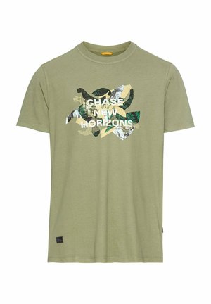 T-shirt en coton vert olive à manches courtes, avec un imprimé graphique qui indique "CHASE NEW HORIZONS" en blanc, accompagné d'accents de feuilles.